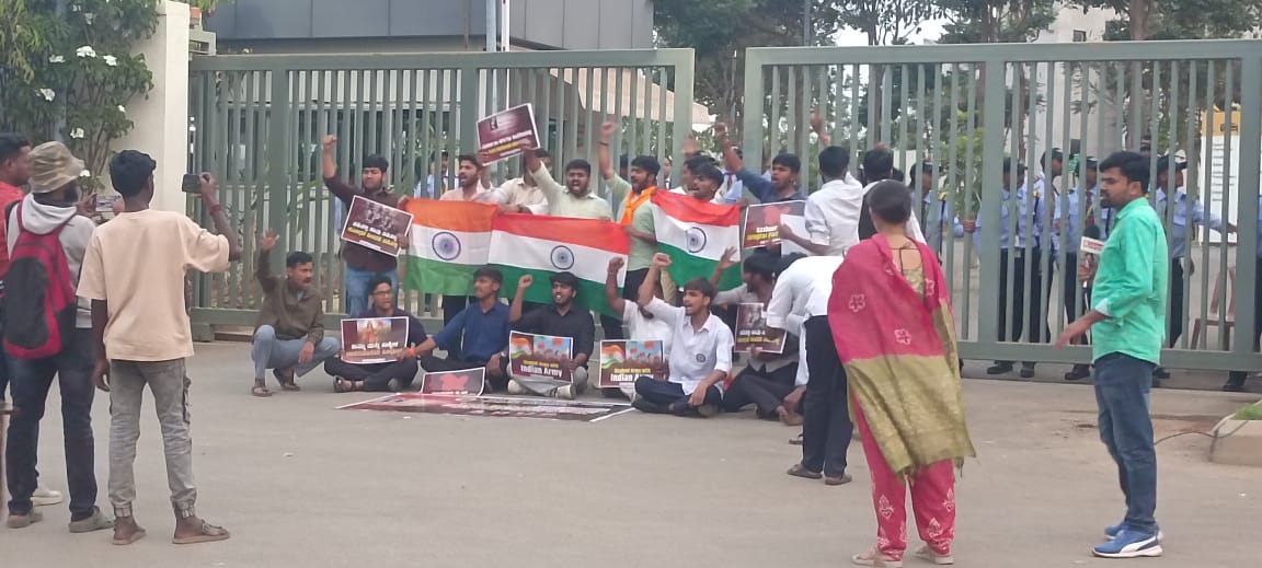 ABVP members seen protesting against the discussion on the 1991 Kunan Poshpora incident, condemning the event as 'anti-national' and 'against the Indian Army’. (Photo: Accessed by The Quint)