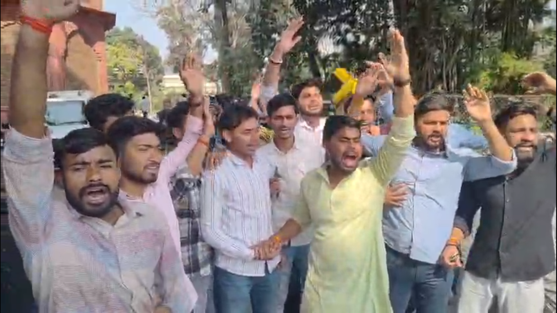 ABVP members seen protesting the offering of namaz by Muslim students outside the Lal Baradari after it was fenced off by the Lucknow University.  (Photo: Accessed by The Quint)