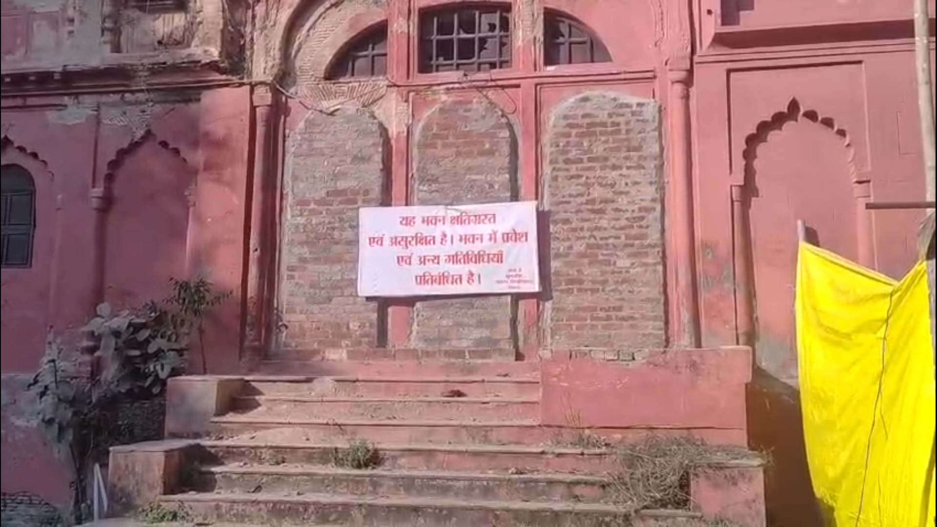 Lal Baradari, a Mughal-era structure located within the campus, fenced off by the Lucknow University administration on 22 February.  (Photo: Accessed by The Quint)